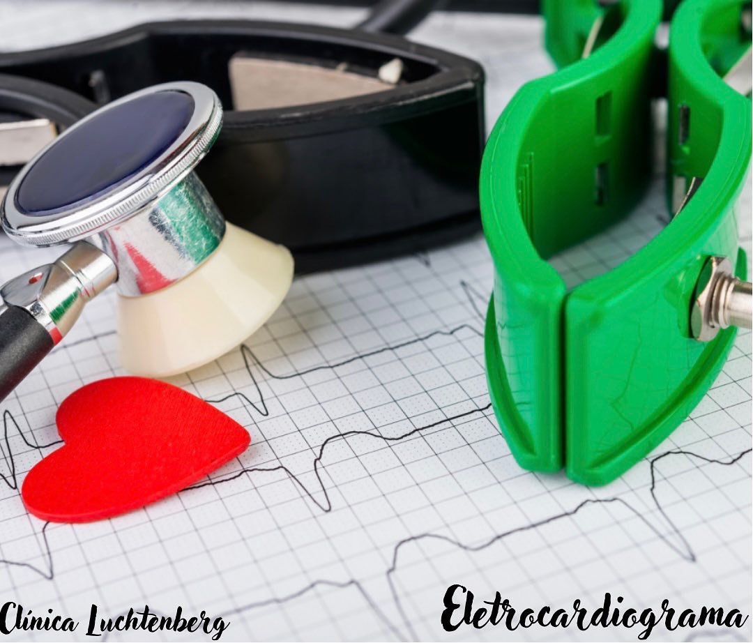 Publicação da Clínica Luchtenberg sobre eletrocardiograma, com estetoscópio e acessórios sobre um traçado de ECG